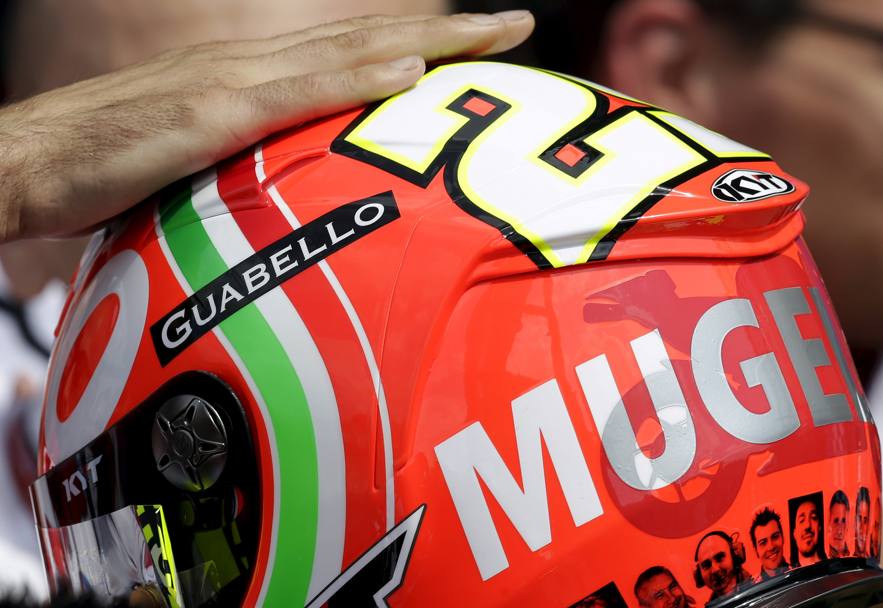 Il casco di Iannone, pilota abruzzese della Ducati, con la scritta Mugello (Reuters)